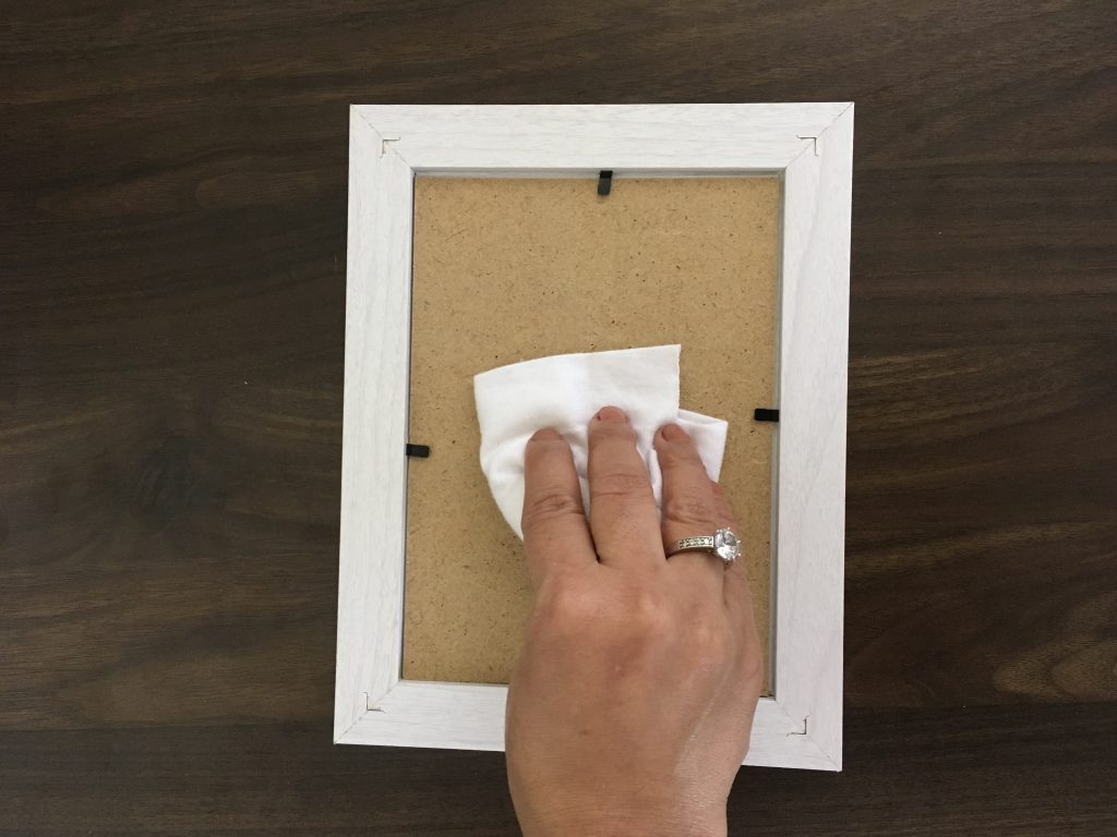 How to hang a picture frame without damaging walls? KLAPiT